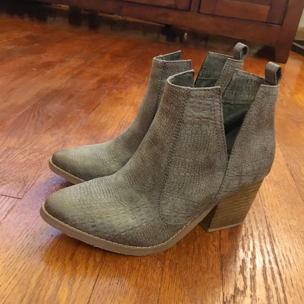 Sz 7 “Snakeskin” Booties!